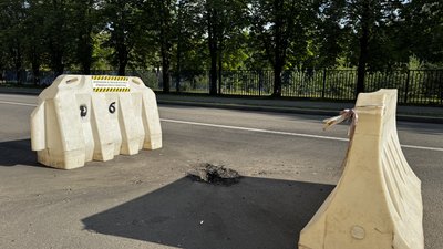 Молнія влучила у дорогу біля ресторану у Немишлянському районі Харкова Молнія влучила у дорогу біля ресторану у Немишлянському районі Харкова