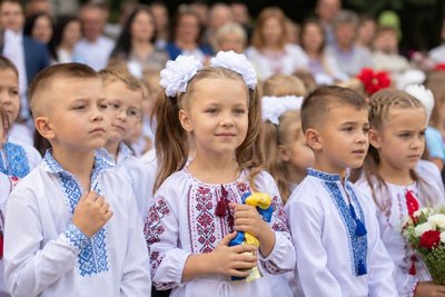 На 7 тисяч менше учнів ніж минулого року. На Рівненщині розпочали навчання майже 150 тисяч учнів