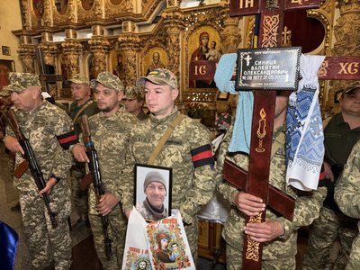 У Полтаві прощаються із воїнами, які полягли на Донеччині та на полігоні поблизу Полтави У Полтаві прощаються із воїнами, які полягли на Донеччині та на полігоні поблизу Полтави