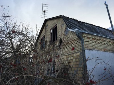 Вибиті вікна, дірки в покрівлі і стінах: уламки збитих дронів наробили лиха на Київщині Вибиті вікна, дірки в покрівлі і стінах: уламки збитих дронів наробили лиха на Київщині