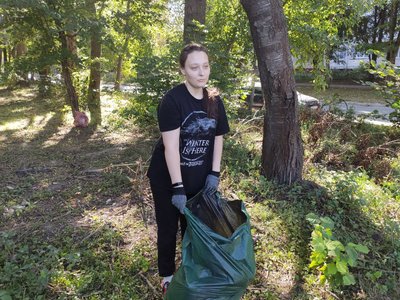 Студенти-географи зібрали 33 мішки сміття, прибираючи зелену зону