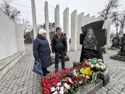 Священник ПЦУ Андрій Любунь зустрівся з родинами загиблих воїнів у Сумах Священник ПЦУ Андрій Любунь зустрівся з родинами загиблих воїнів у Сумах