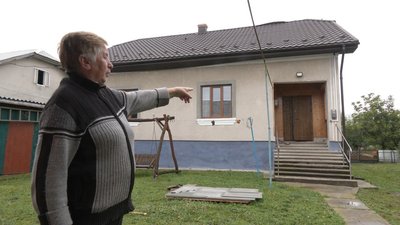 Як у селі на Франківщині мешкають люди після ракетного обстрілу РФ Як у селі на Франківщині мешкають люди після ракетного обстрілу РФ