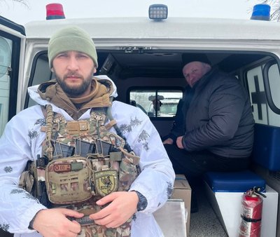 Поліцейський евакуює чоловіка на Харківщині Поліцейський евакуює чоловіка на Харківщині
