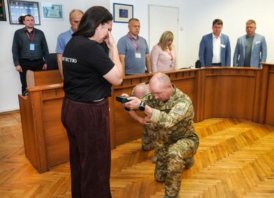 У Вінниці матері загиблого прикордонника Едема Алієва передали медаль «Хрест Честі» У Вінниці матері загиблого прикордонника Едема Алієва передали медаль «Хрест Честі»