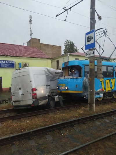 В Одесі трамвай зіштовхнувся з автівкою: рух призупинено В Одесі трамвай зіштовхнувся з автівкою: рух призупинено
