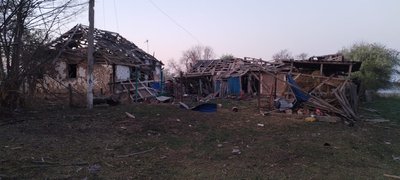 Два КАБи влучили у приватні будинки, де були люди: армія РФ атакувала село Манухівка на Сумщині Два КАБи влучили у приватні будинки, де були люди: армія РФ атакувала село Манухівка на Сумщині
