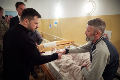 Зеленський та Рютте відвідали в Одесі шпиталь та нагородили військових Зеленський та Рютте відвідали в Одесі шпиталь та нагородили військових