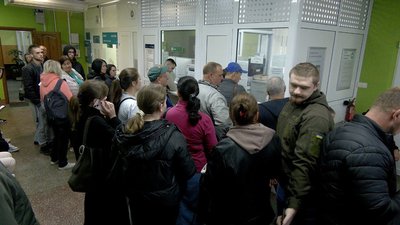 Черга біля сервісного центру МВС у Вінниці Черга біля сервісного центру МВС у Вінниці