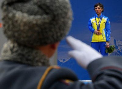 Біатлоністка й лижниця Олександра Кононова під час церемонії нагородження на Паралімпіаді-2014 у Сочі, на знак протесту спортсменка прикриває рукою медаль Біатлоністка й лижниця Олександра Кононова під час церемонії нагородження на Паралімпіаді-2014 у Сочі, на знак протесту спортсменка прикриває рукою медаль
