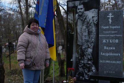 "Це просто нелюди, інших слів немає": у Дніпрі невідомі крадуть квіти з могил військових "Це просто нелюди, інших слів немає": у Дніпрі невідомі крадуть квіти з могил військових