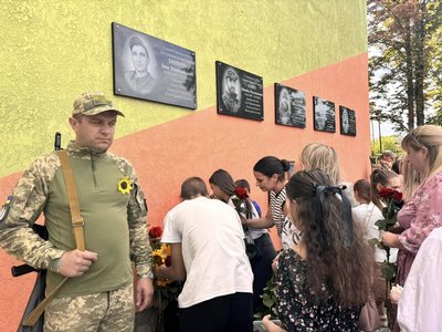 На Одещині відкрили меморіальну дошку на честь загиблого прикордонника Івана Бинзаря На Одещині відкрили меморіальну дошку на честь загиблого прикордонника Івана Бинзаря