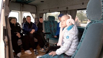 Учні вінницького ліцею передали мікроавтобус для оборонців Учні вінницького ліцею передали мікроавтобус для оборонців