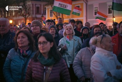 Люди слухають опозиціонера Петера Мадяра, який приїхав на передвиборчий мітинг у містечко Вац за 30 км від Будапешта. Угорщина, 7 квітня 2026 року