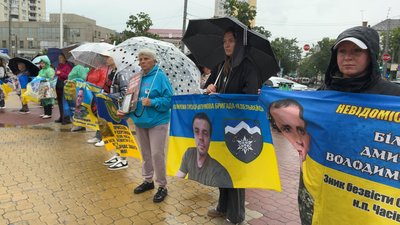"Чекаємо його живим": у Хмельницькому понад сотня людей долучилися до щоп'ятничної акції за повернення військових "Чекаємо його живим": у Хмельницькому понад сотня людей долучилися до щоп'ятничної акції за повернення військових