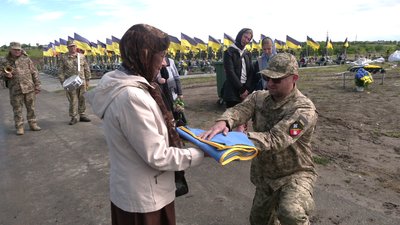 Із 45-річним солдатом Вадимом Хмелевським попрощалися у Рівному Із 45-річним солдатом Вадимом Хмелевським попрощалися у Рівному