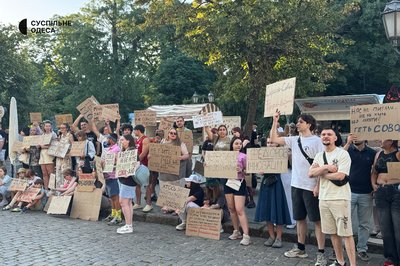 Одесити втретє зібралися на акцію протесту проти відставки міністра оборони Федорова Одесити втретє зібралися на акцію протесту проти відставки міністра оборони Федорова