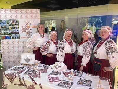 Вишивку картин "бузком" і хустки на чотири кути внесли до переліку нематеріальної культурної спадщини Рівненщини Вишивку картин "бузком" і хустки на чотири кути внесли до переліку нематеріальної культурної спадщини Рівненщини