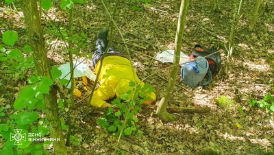 На Вінниччині у лісі травмувалися дві жінки: обом допомогу надавали рятувальники На Вінниччині у лісі травмувалися дві жінки: обом допомогу надавали рятувальники