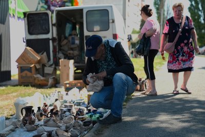 Житель Слов'янська продає кераміку у Харкові Житель Слов'янська продає кераміку у Харкові