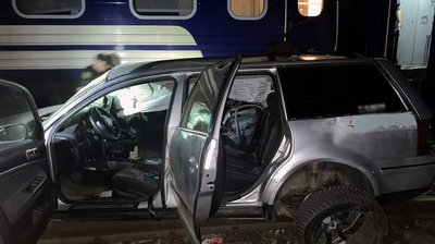 Унаслідок зіткнення пасажирського потяга та легкового автомобіля дві людини загинули, дві — травмувались