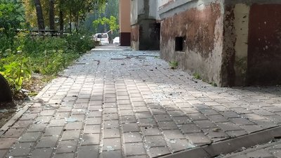 "Тисяча пошкоджених вікон": Як оговтуються мешканці пошкоджених багатоповерхівок у Сумах "Тисяча пошкоджених вікон": Як оговтуються мешканці пошкоджених багатоповерхівок у Сумах