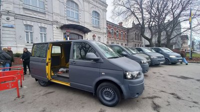 У Хмельницькому волонтери передали військовим автівки У Хмельницькому волонтери передали військовим автівки