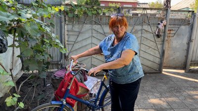 Вікторія Жидкова щовечора їде на велосипеді годувати покинутих тварин Добропілля, Донецька область Вікторія Жидкова щовечора їде на велосипеді годувати покинутих тварин Добропілля, Донецька область