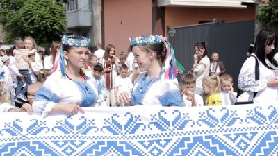 До тисячі людей у вишиванках: як у громаді на Вінниччині відзначили День вишиванки До тисячі людей у вишиванках: як у громаді на Вінниччині відзначили День вишиванки