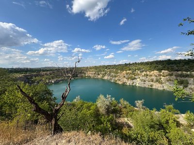 Озеро-кратер у Кривому Розі. Як кар'єр, у якому видобували граніт, перетворився на місце відпочинку Озеро-кратер у Кривому Розі. Як кар'єр, у якому видобували граніт, перетворився на місце відпочинку