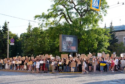 Акція протесту проти закону №12414, ухваленого 22 липня, окремі статті якого обмежують повноваження НАБУ та САП, Харків, 23 липня 2025 року Акція протесту проти закону №12414, ухваленого 22 липня, окремі статті якого обмежують повноваження НАБУ та САП, Харків, 23 липня 2025 року
