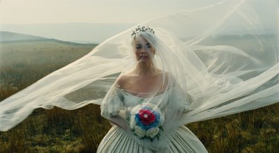 Хтивий фанфік чи сміливе переосмислення: рецензія на "Буремний перевал", Марго Роббі Хтивий фанфік чи сміливе переосмислення: рецензія на "Буремний перевал", Марго Роббі