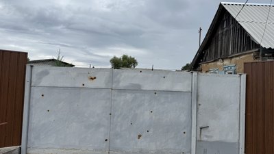 Пошкоджений внаслідок обстрілу паркан біля будинку подружжя Райгородок Донецька область 2 липня 2025 рік Пошкоджений внаслідок обстрілу паркан біля будинку подружжя Райгородок Донецька область 2 липня 2025 рік