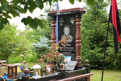 Герой України, Іван Голубка, могила, цвинтар, Дебеславці Герой України, Іван Голубка, могила, цвинтар, Дебеславці