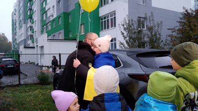 У Луцьку зустріли звільненого з полону 27-річного військового медика Дмитра Селютіна У Луцьку зустріли звільненого з полону 27-річного військового медика Дмитра Селютіна