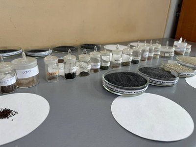 У ільменітовому концентраті містяться супутні мінерали. З них в лабораторії підприємства створили колекцію У ільменітовому концентраті містяться супутні мінерали. З них в лабораторії підприємства створили колекцію