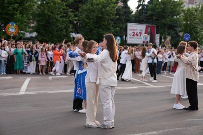 "Марш подяки": фоторепортаж з ходи випускників у Черкасах "Марш подяки": фоторепортаж з ходи випускників у Черкасах