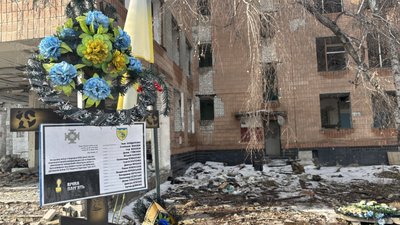 Памʼятний знак біля зруйнованого штабу 113-ї бригади ТрО на вулиці Селянській у Харкові, 2 березня 2026 року Памʼятний знак біля зруйнованого штабу 113-ї бригади ТрО на вулиці Селянській у Харкові, 2 березня 2026 року