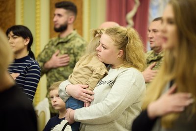 Сім'я полеглого волинського прикордонника отримала житловий сертифікат від президента Сім'я полеглого волинського прикордонника отримала житловий сертифікат від президента
