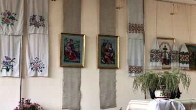 Разом із столітньою хатою отримала у спадок вишиті рушники: рівнянка представила колекцію вишивки Разом із столітньою хатою отримала у спадок вишиті рушники: рівнянка представила колекцію вишивки