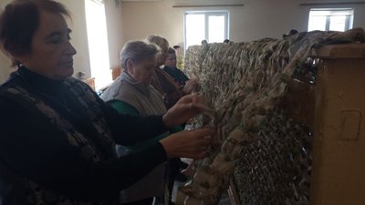 Допомога для фронту: жителі Пулинської громади щодня плетуть маскувальні сітки для ЗСУ Допомога для фронту: жителі Пулинської громади щодня плетуть маскувальні сітки для ЗСУ