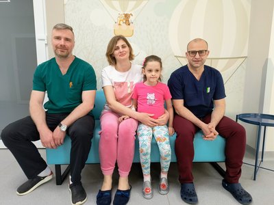 Медики разом з пацієнткою та її мамою Медики разом з пацієнткою та її мамою
