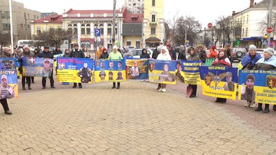"Він не вийшов на зв’язок": у Хмельницькому відбулась акція на підтримку військовополонених і зниклих безвісти "Він не вийшов на зв’язок": у Хмельницькому відбулась акція на підтримку військовополонених і зниклих безвісти
