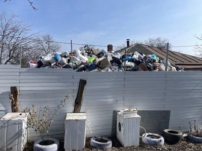 "Запах є, щури бігають": у Полтаві жінка знову назбирала гору сміття заввишки з будинок "Запах є, щури бігають": у Полтаві жінка знову назбирала гору сміття заввишки з будинок