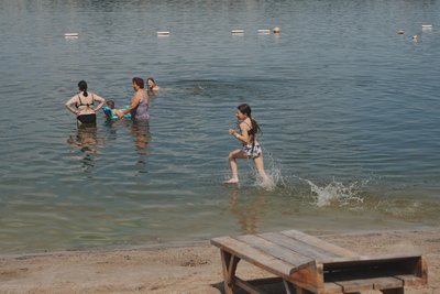 Діти купаються в річці на Журавлівці у Харкові Діти купаються в річці на Журавлівці у Харкові