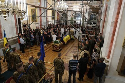 У Луцьку попрощалися з бійцем Тарасом Пархомуком У Луцьку попрощалися з бійцем Тарасом Пархомуком