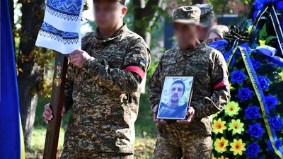На Кіровоградщині попрощалися з полеглим захисником Андрієм Сапожніковим На Кіровоградщині попрощалися з полеглим захисником Андрієм Сапожніковим