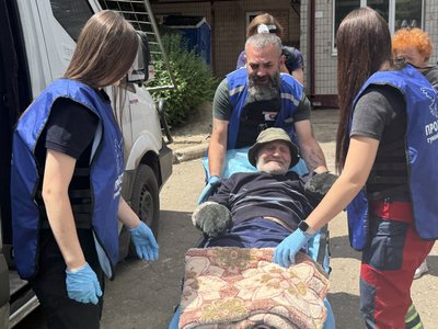 Волонтери евакуювали багатодітну родину із Краматорського району разом із майном Волонтери евакуювали багатодітну родину із Краматорського району разом із майном