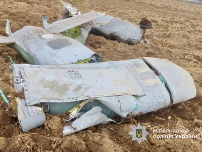 На Вінниччині знешкоджують уламки ракет і БпЛА, які виявляють в полях та на подвір'ях На Вінниччині знешкоджують уламки ракет і БпЛА, які виявляють в полях та на подвір'ях