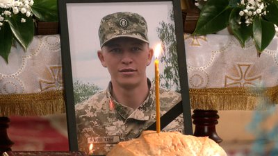 "Він хотів, щоб у нашої країни було гідне майбутнє": на Чернігівщині попрощалися із військовим Дмитром Денисенком "Він хотів, щоб у нашої країни було гідне майбутнє": на Чернігівщині попрощалися із військовим Дмитром Денисенком